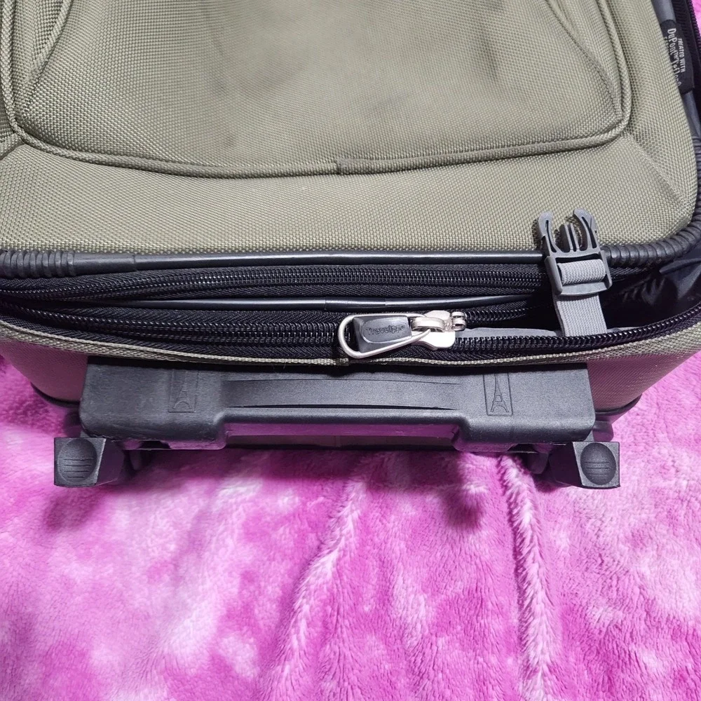 Travelpro Walkabout Lite 22 Inch Rolling Carry‎ On Expandable Teflon Suitcase
